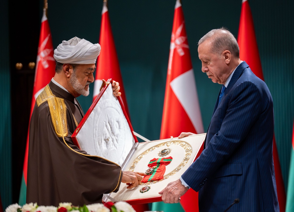 جلالةُ السُّلطان المعظم والرئيس التركي يتبادلان الأوسمة
